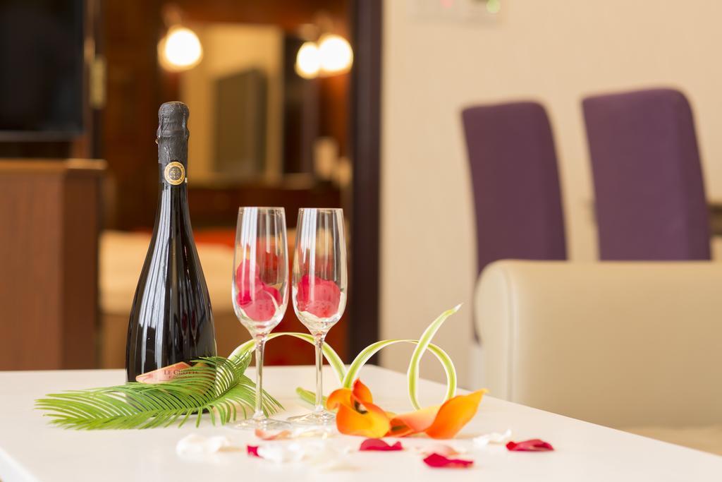 Hotel Alps (Adults Only) Осака Екстериор снимка